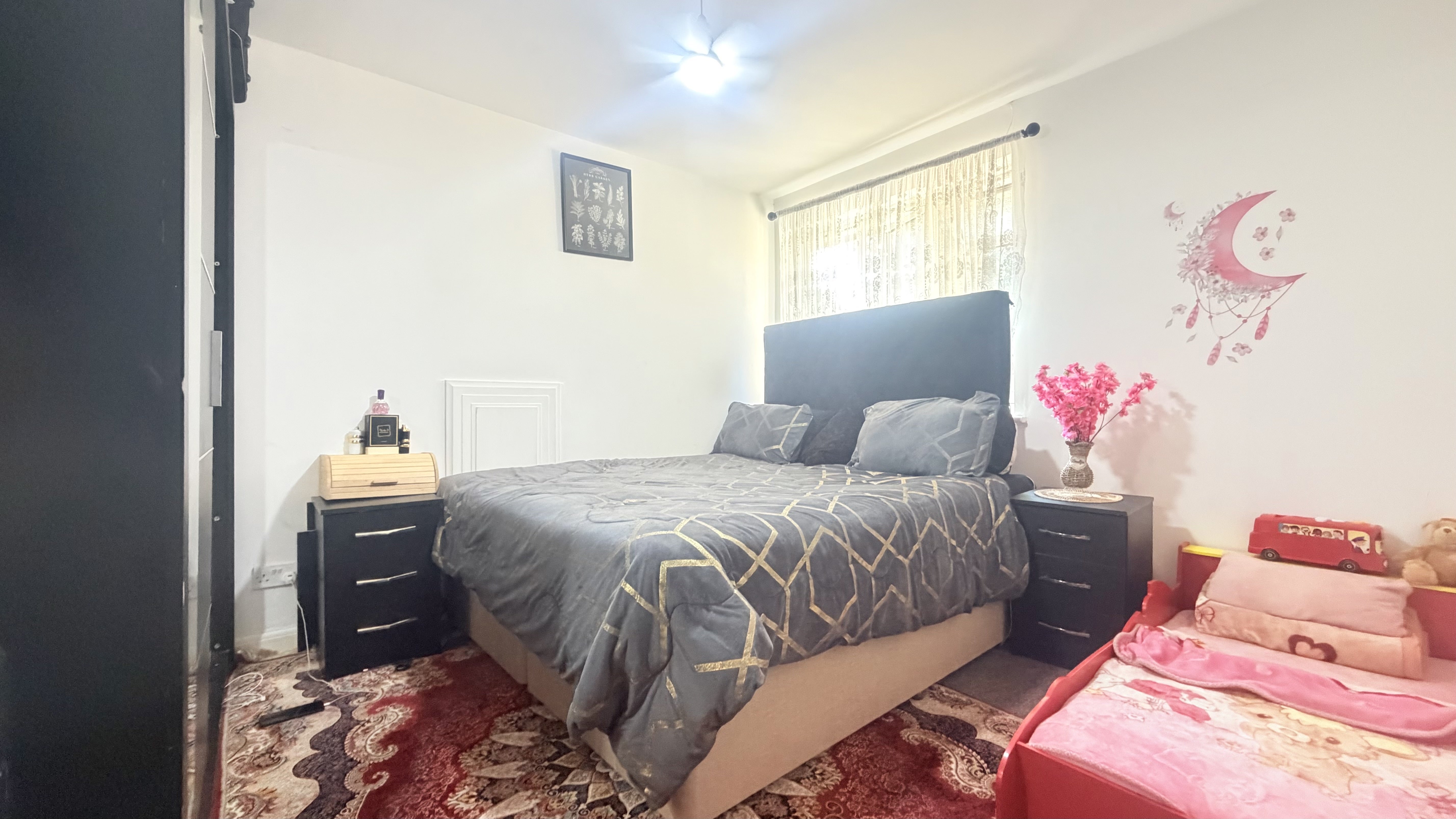 Flat Connell Crescent in Greater London