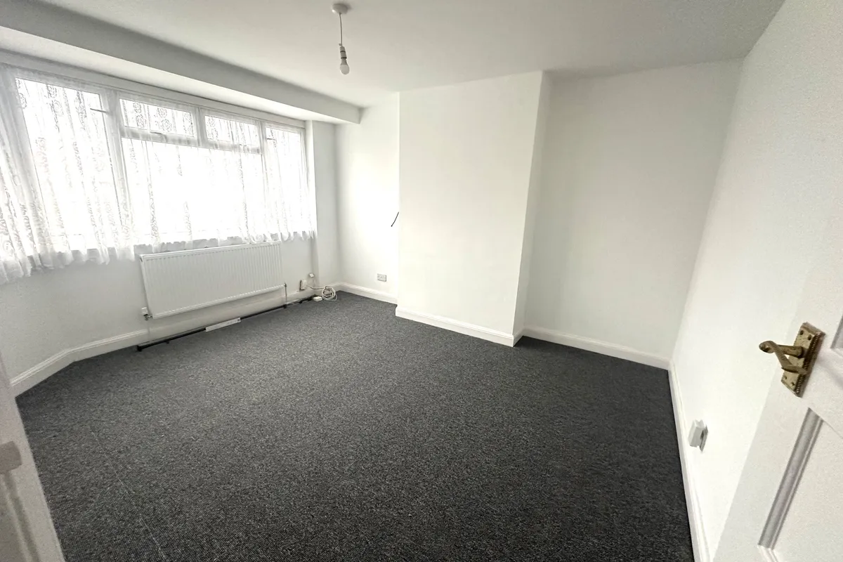 Flat Connell Crescent in Greater London