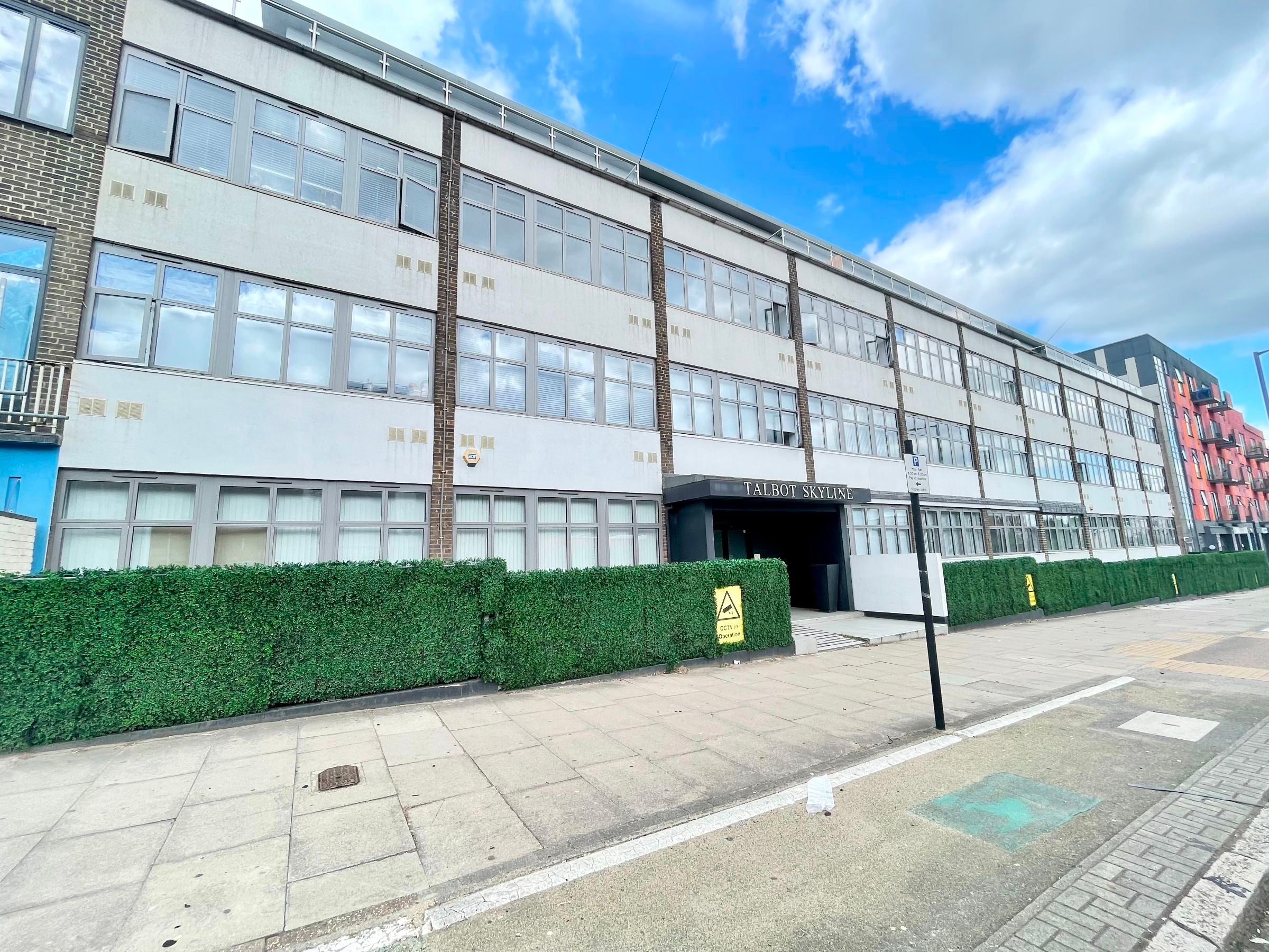 Flat Imperial Drive in Greater London