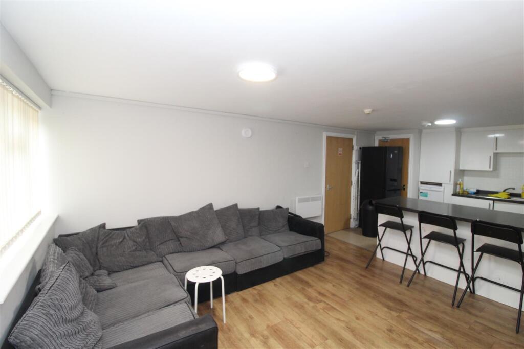 Flat Rhymney Terrace in Cardiff