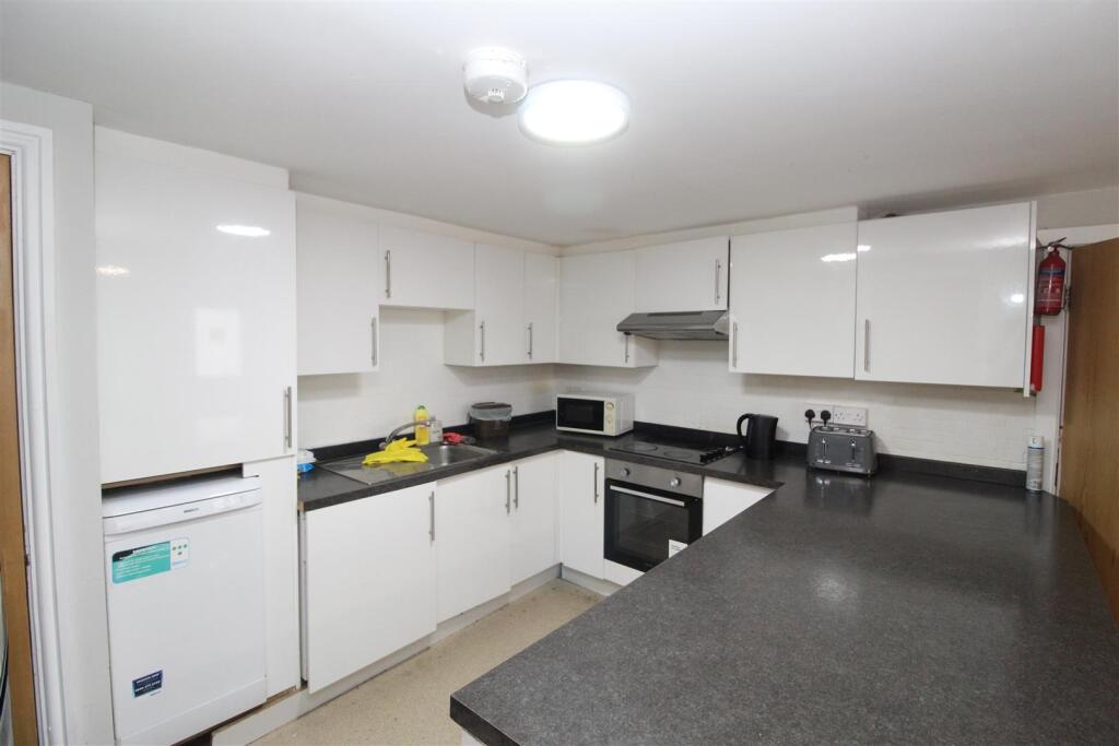 Flat Rhymney Terrace in Cardiff