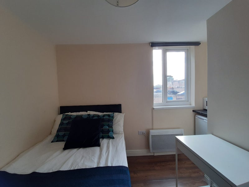 Room George Robertson Close in Coventry