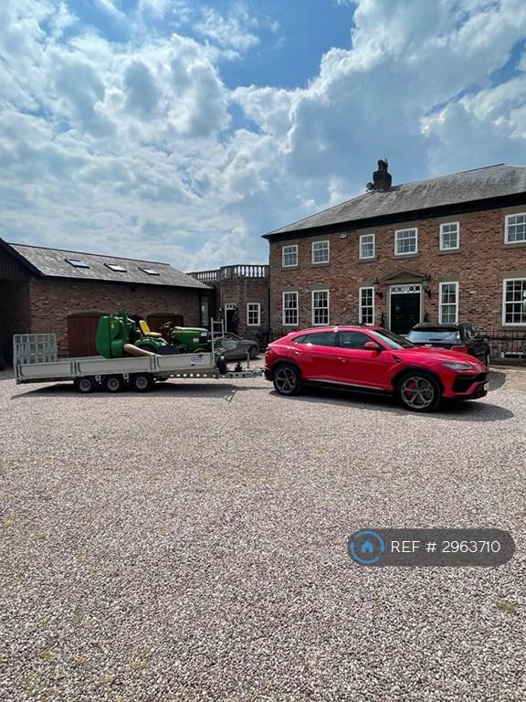 Flat Bentley's Farm Lane in Higher Whitley
