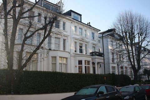 Room Belsize Grove in Greater London
