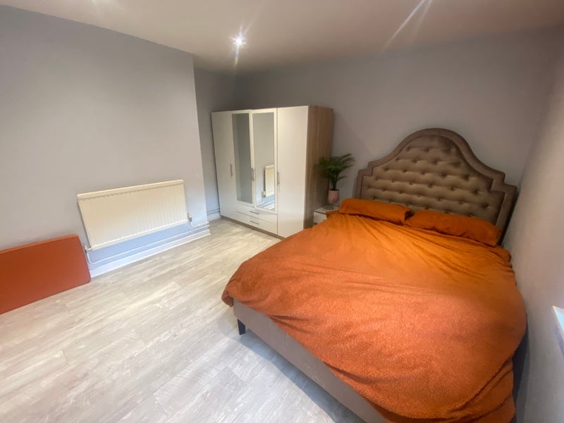 Room Strait Road in Greater London