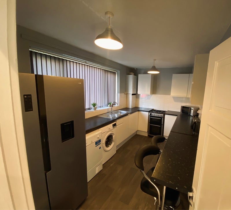 Room Felixstowe Road in Greater London