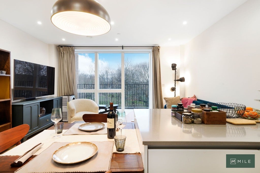 Flat Third Avenue in City of Westminster