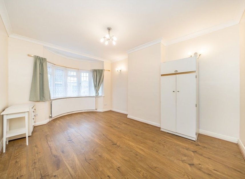 House Gracefield Gardens in Greater London