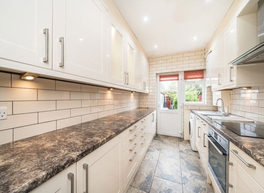 House Gracefield Gardens in Greater London
