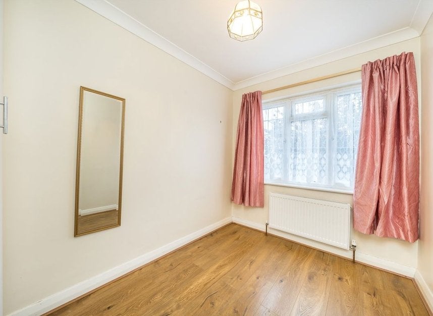 House Gracefield Gardens in Greater London