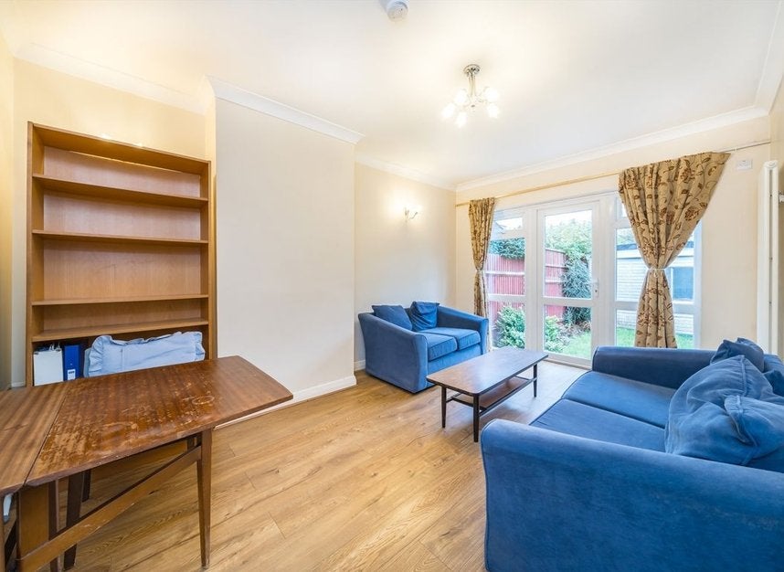 House Gracefield Gardens in Greater London