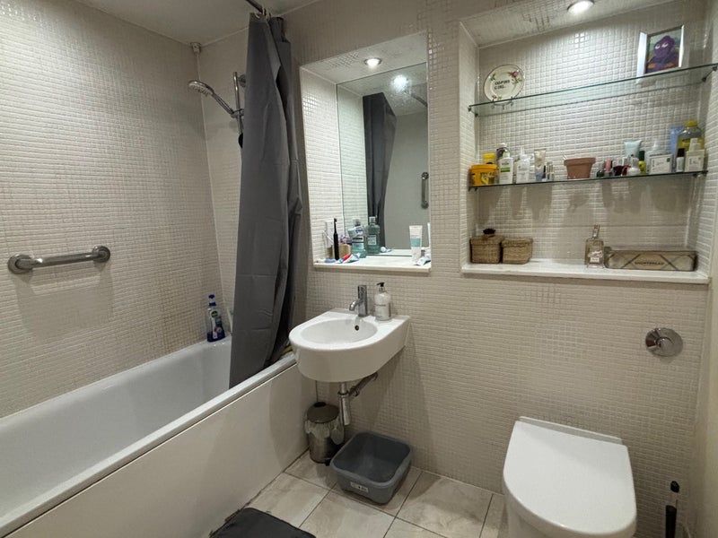 Room Prestons Road in Greater London