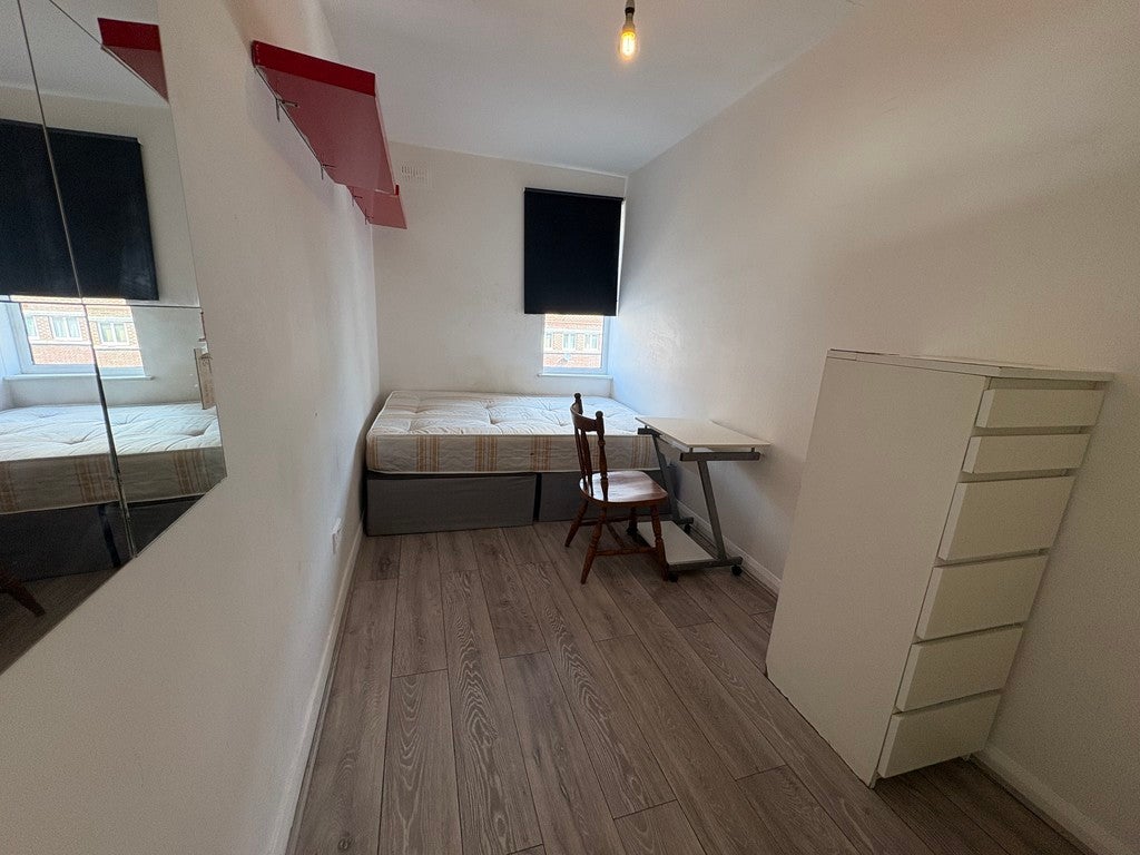 Room Bethnal Green Road in Greater London
