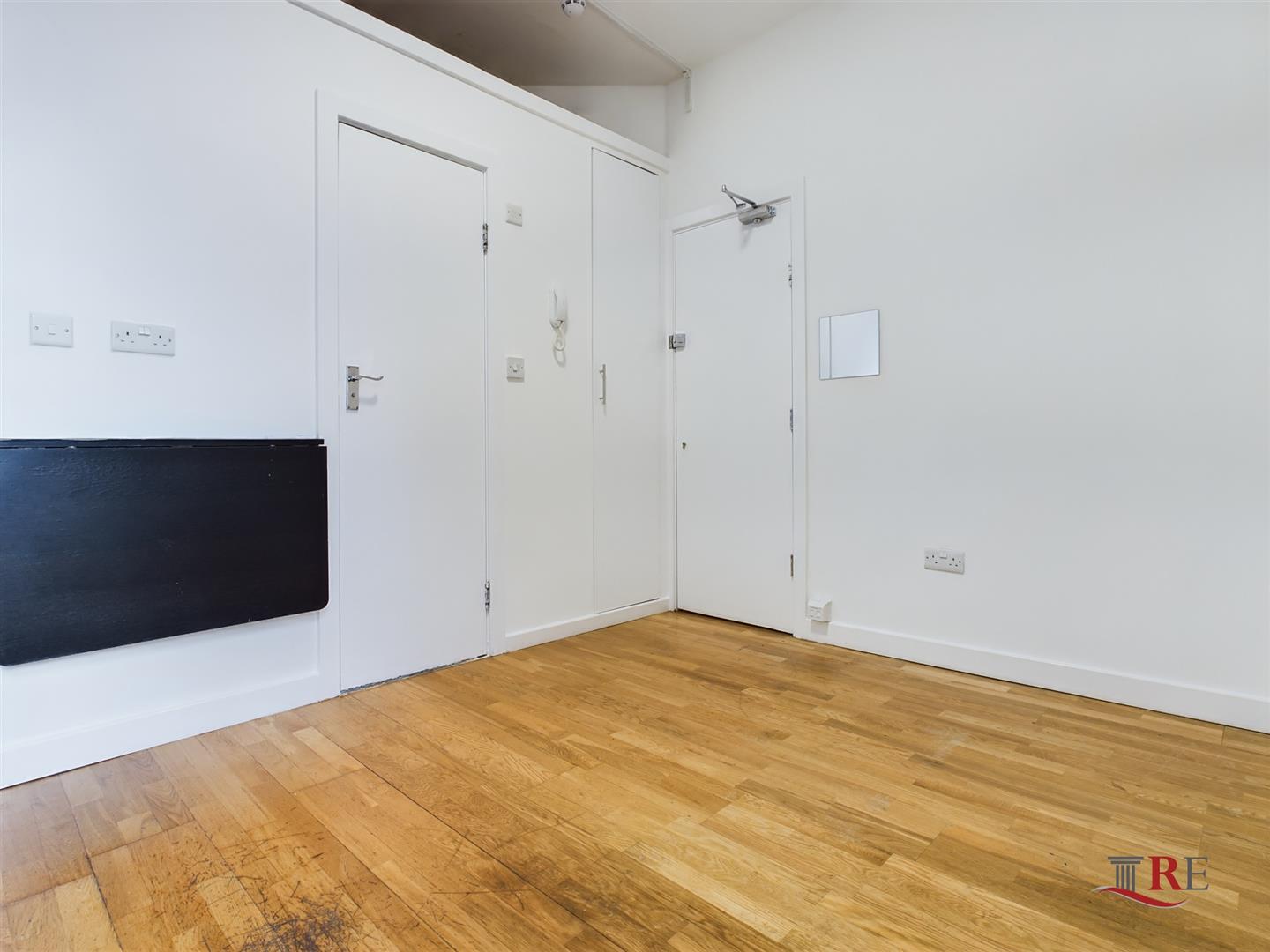 Flat Chamberlayne Road in Greater London