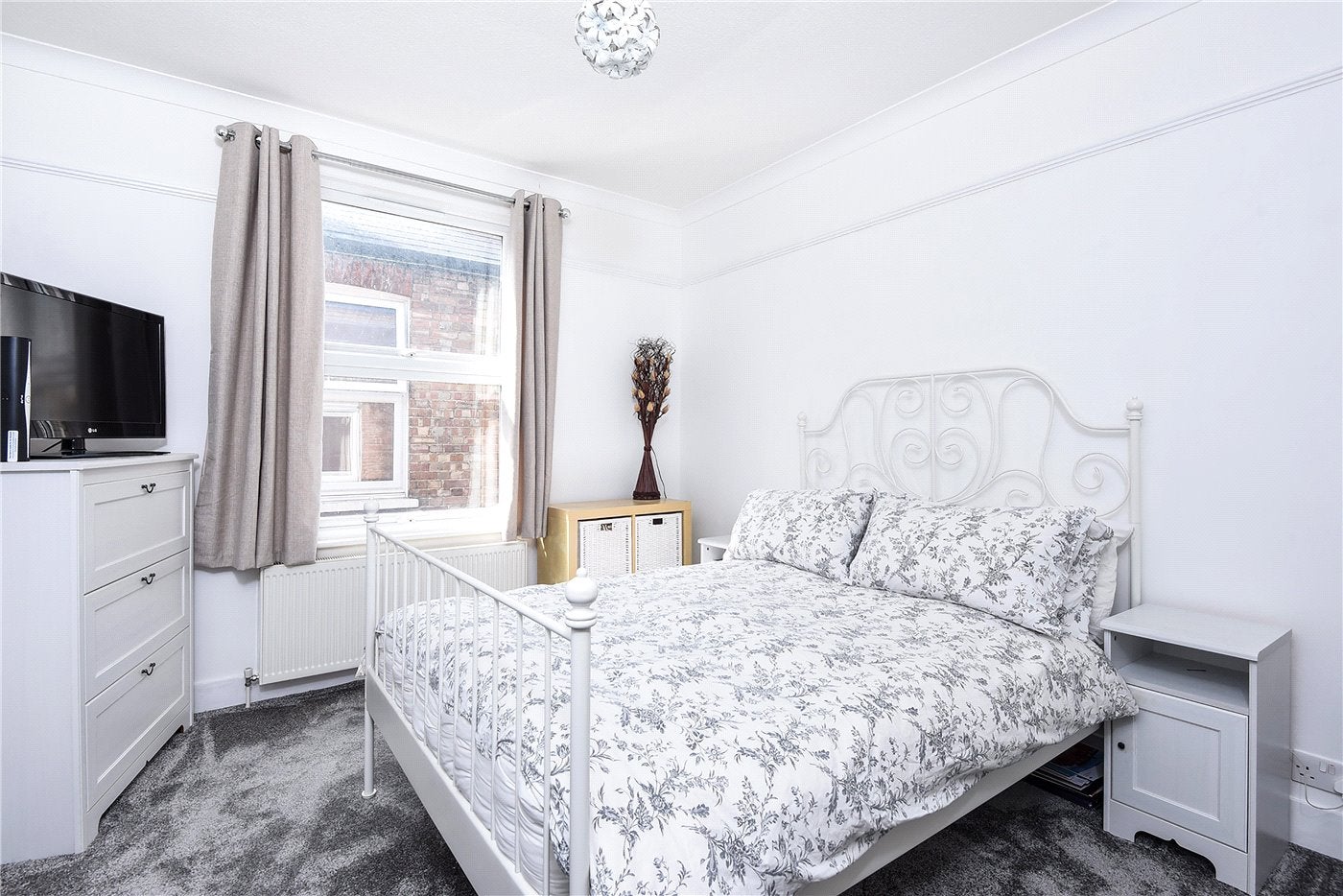Flat Tolworth Park Road in Greater London