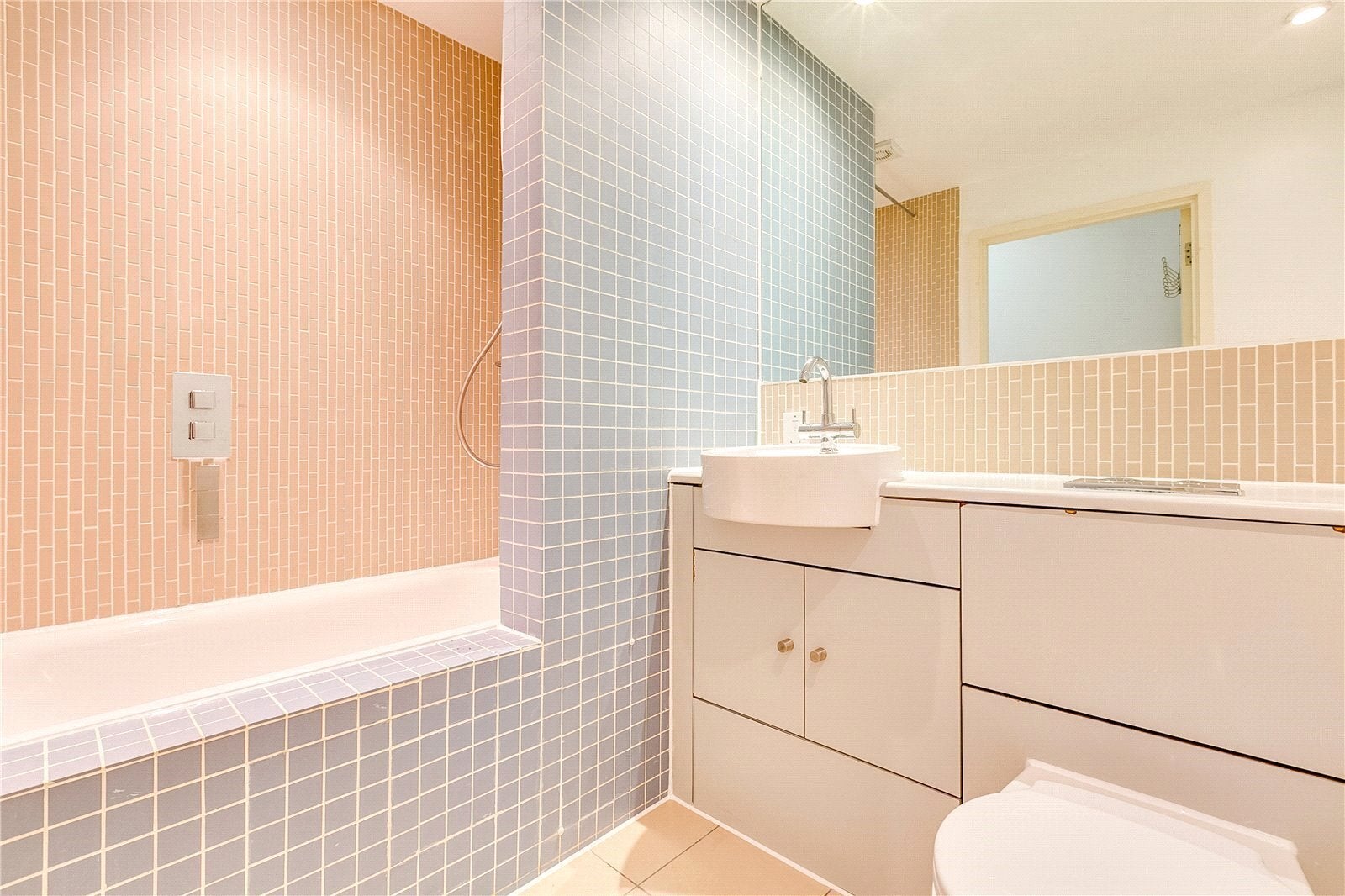 Flat Kew Bridge Court in Greater London