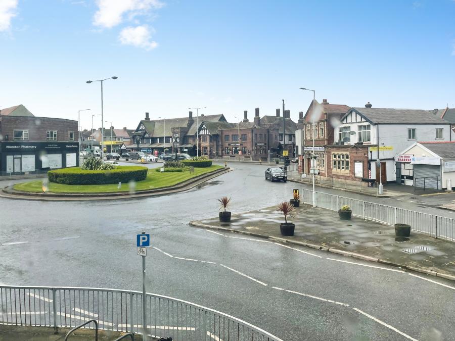 Flat Hoylake Road in Moreton
