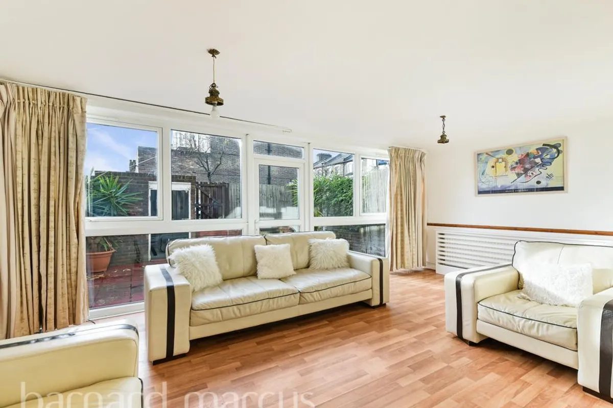 House Blenheim Court in Greater London