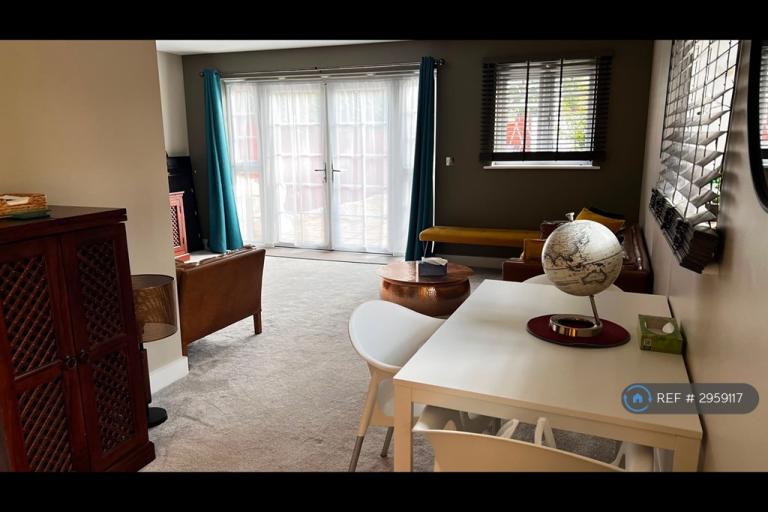 House Woodcote Close in Hertsmere