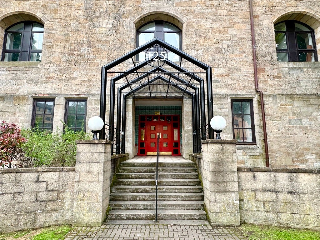Flat Parsonage Square in Glasgow
