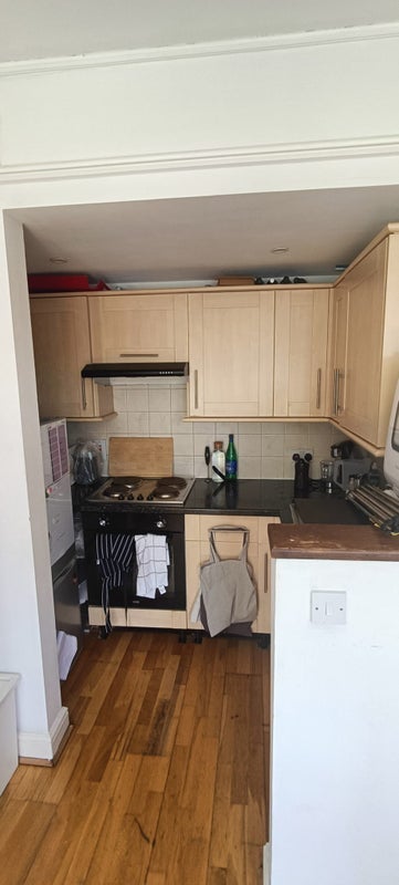 Flat Holmesdale Road in Greater London