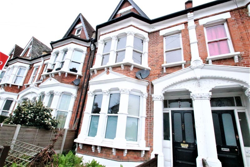 Flat Holmesdale Road in Greater London