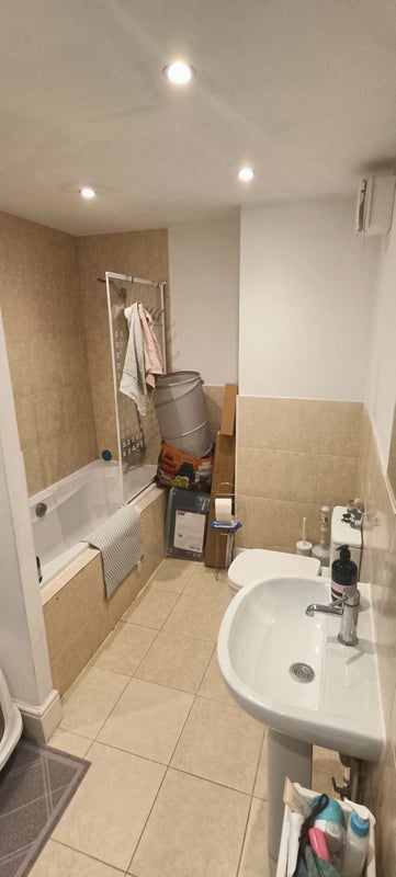 Flat Holmesdale Road in Greater London