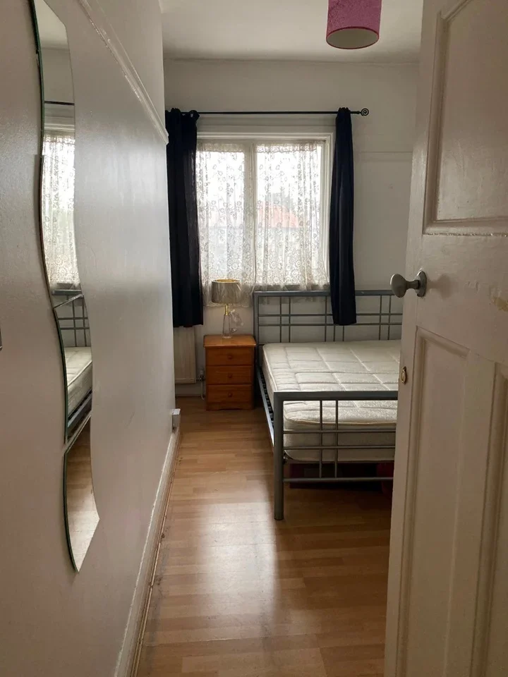 Room Old Oak Road in Greater London