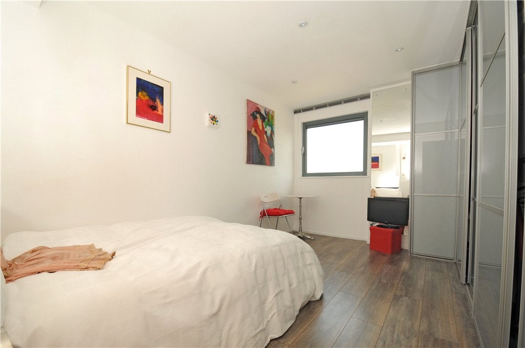 Flat Bell Yard Mews in Greater London