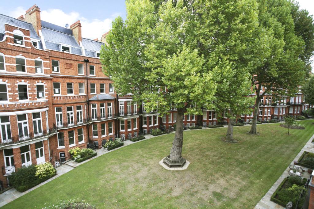 Flat Egerton Gardens in Greater London