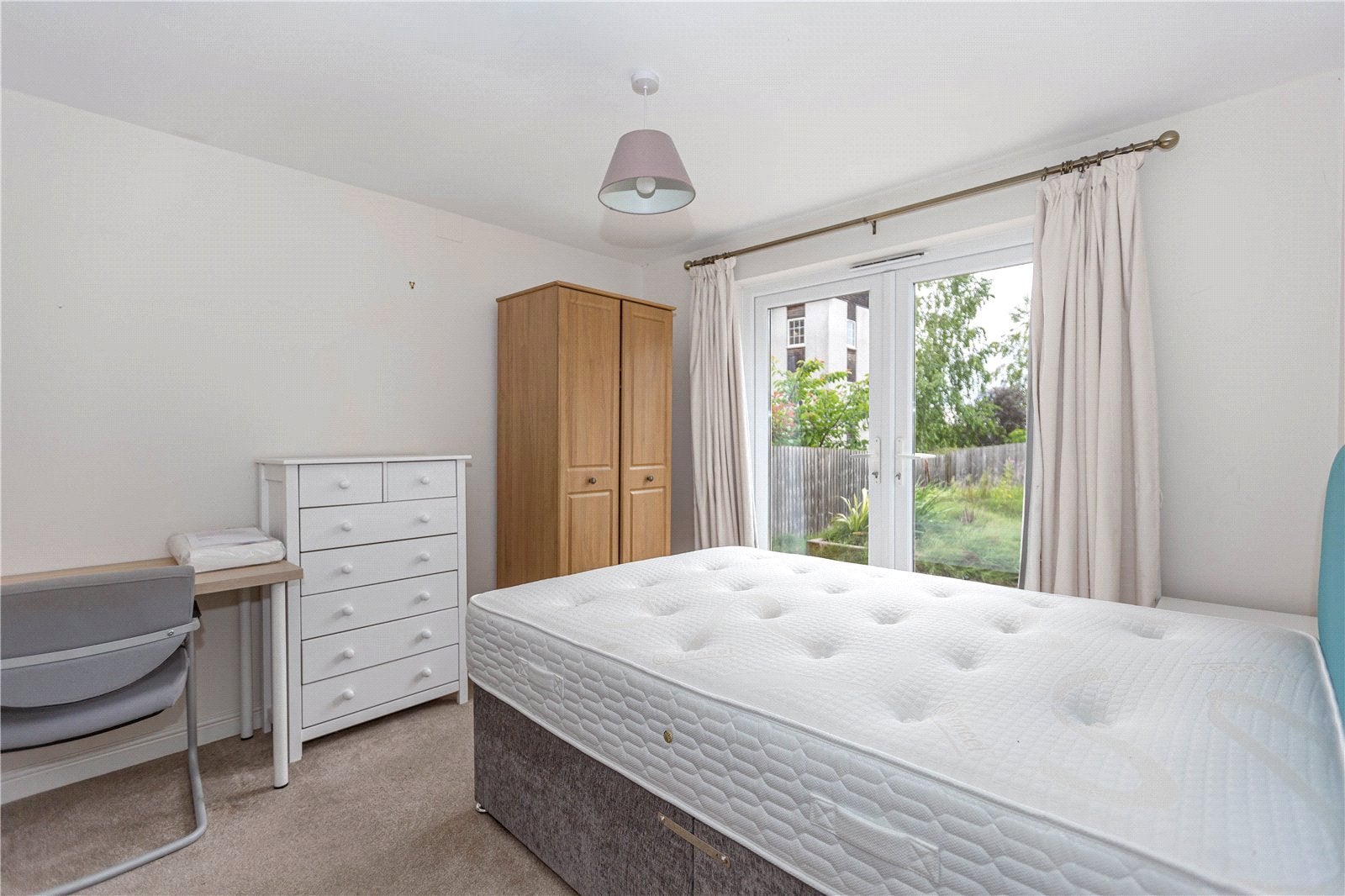 Room Hatton Road in Bristol