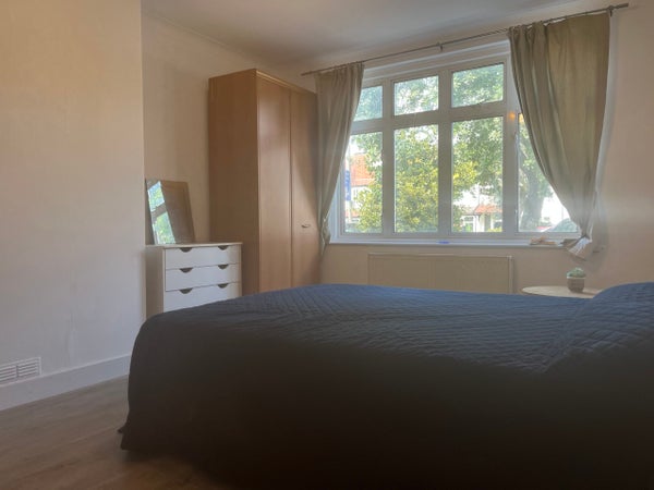 Flat Queen Anne Avenue in London