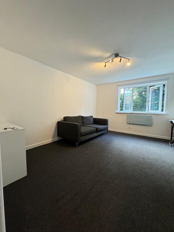 Room Bernard Ashley Drive in Greater London