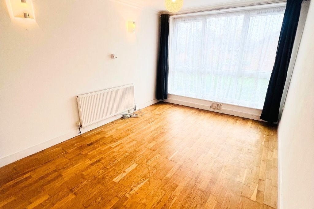 Flat Blandford Road North in Upton