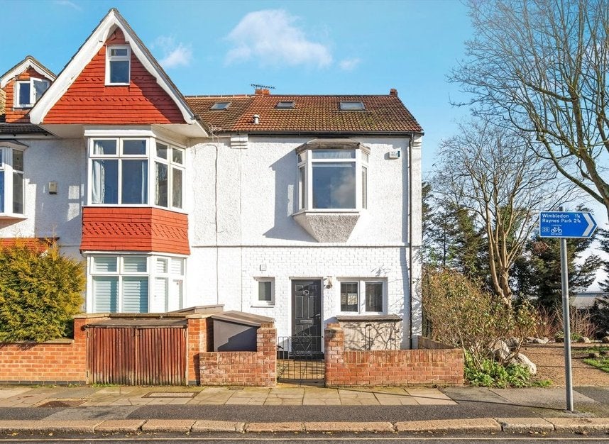 Flat Home Park Road in Greater London
