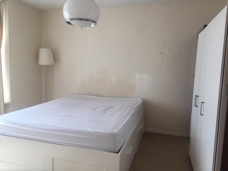 Room Western Avenue in Greater London