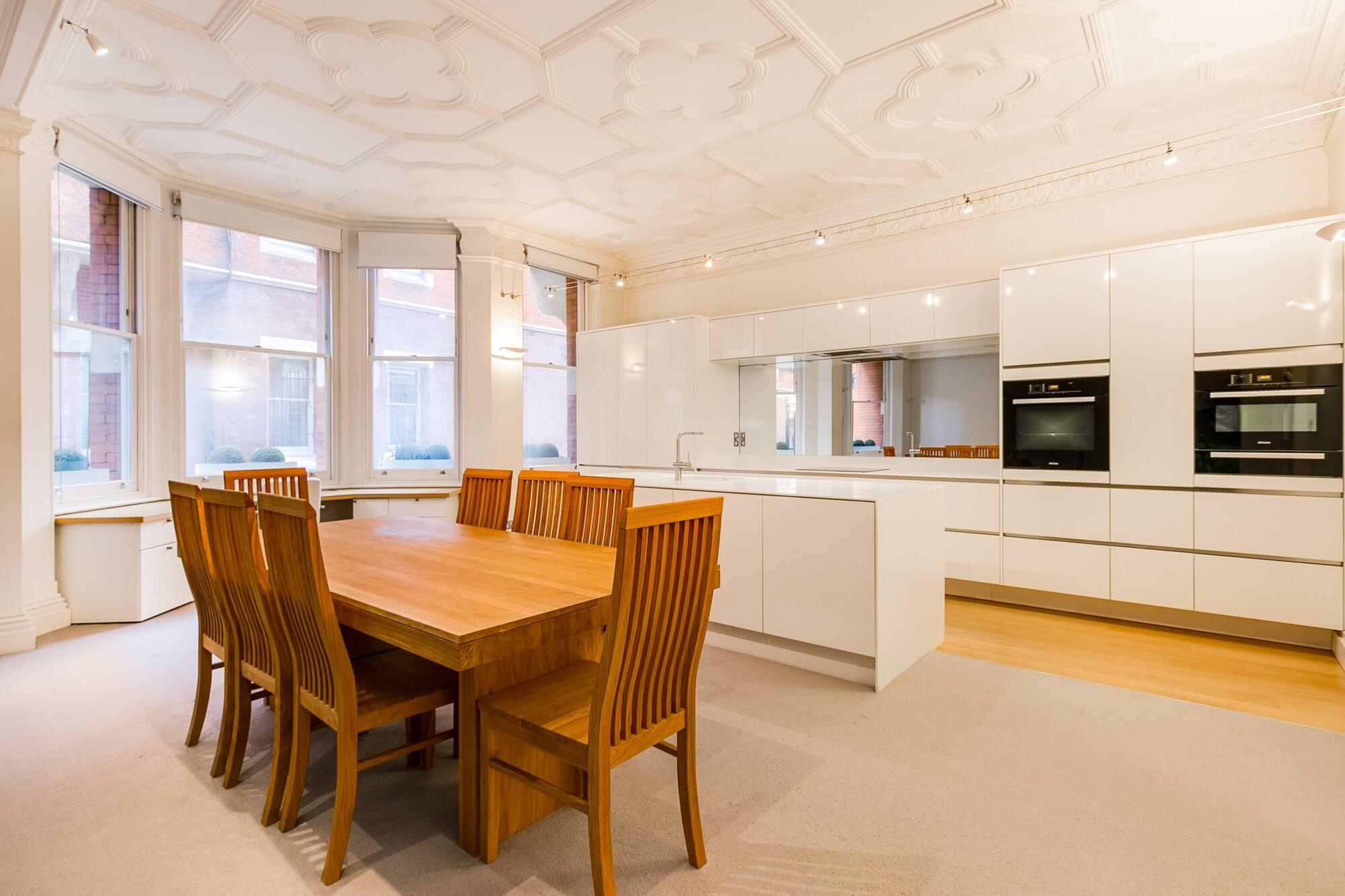 Flat Kensington Court in Greater London