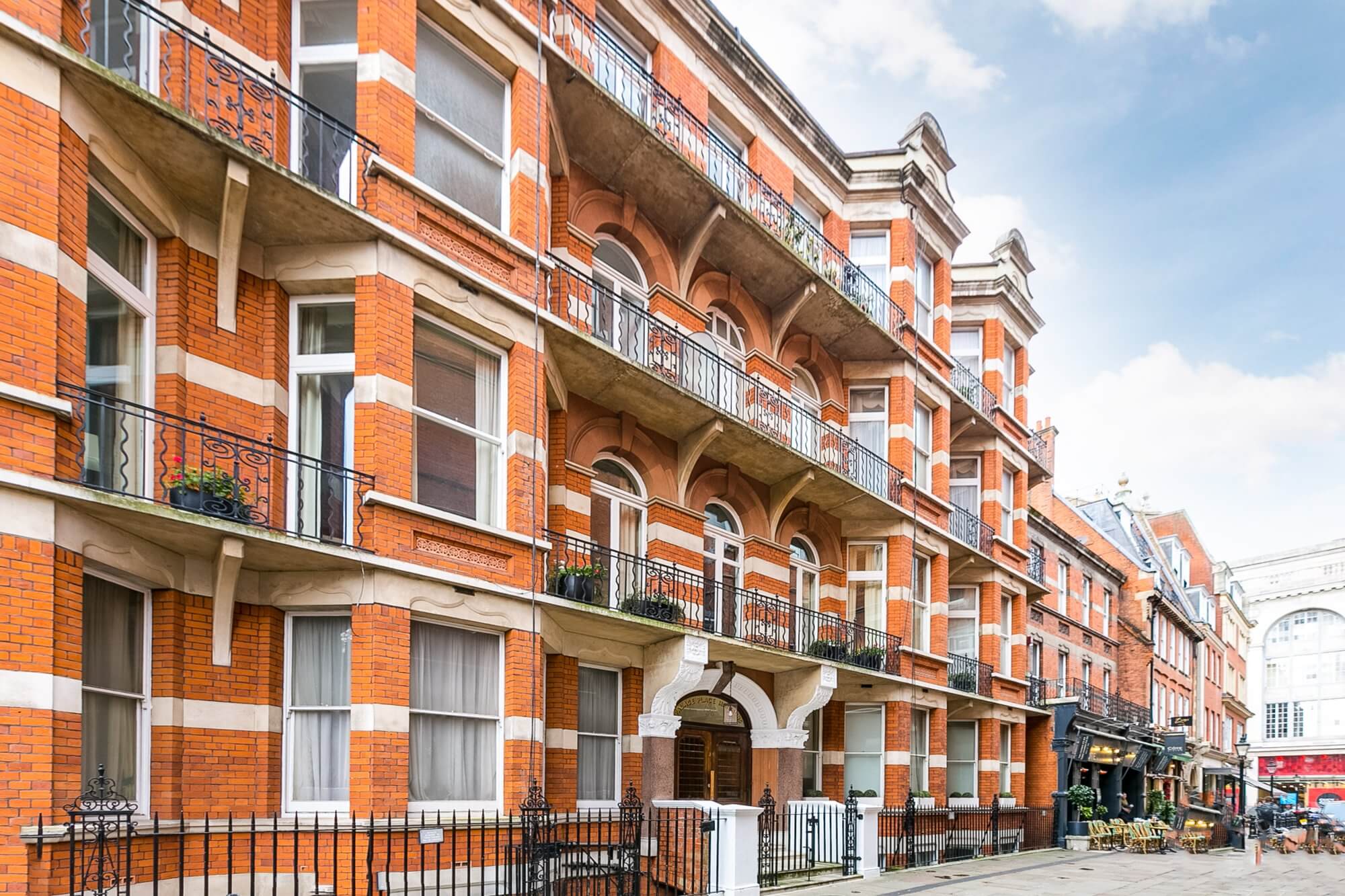 Flat Kensington Court in Greater London