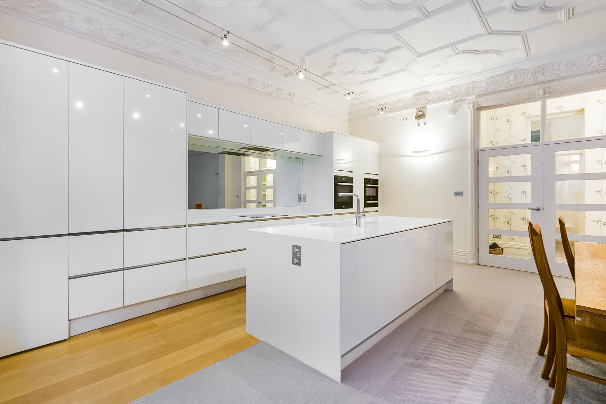 Flat Kensington Court in Greater London