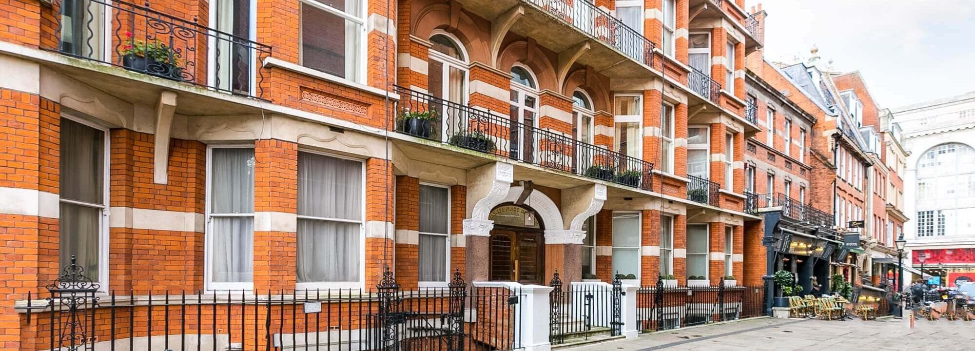 Flat Kensington Court in Greater London