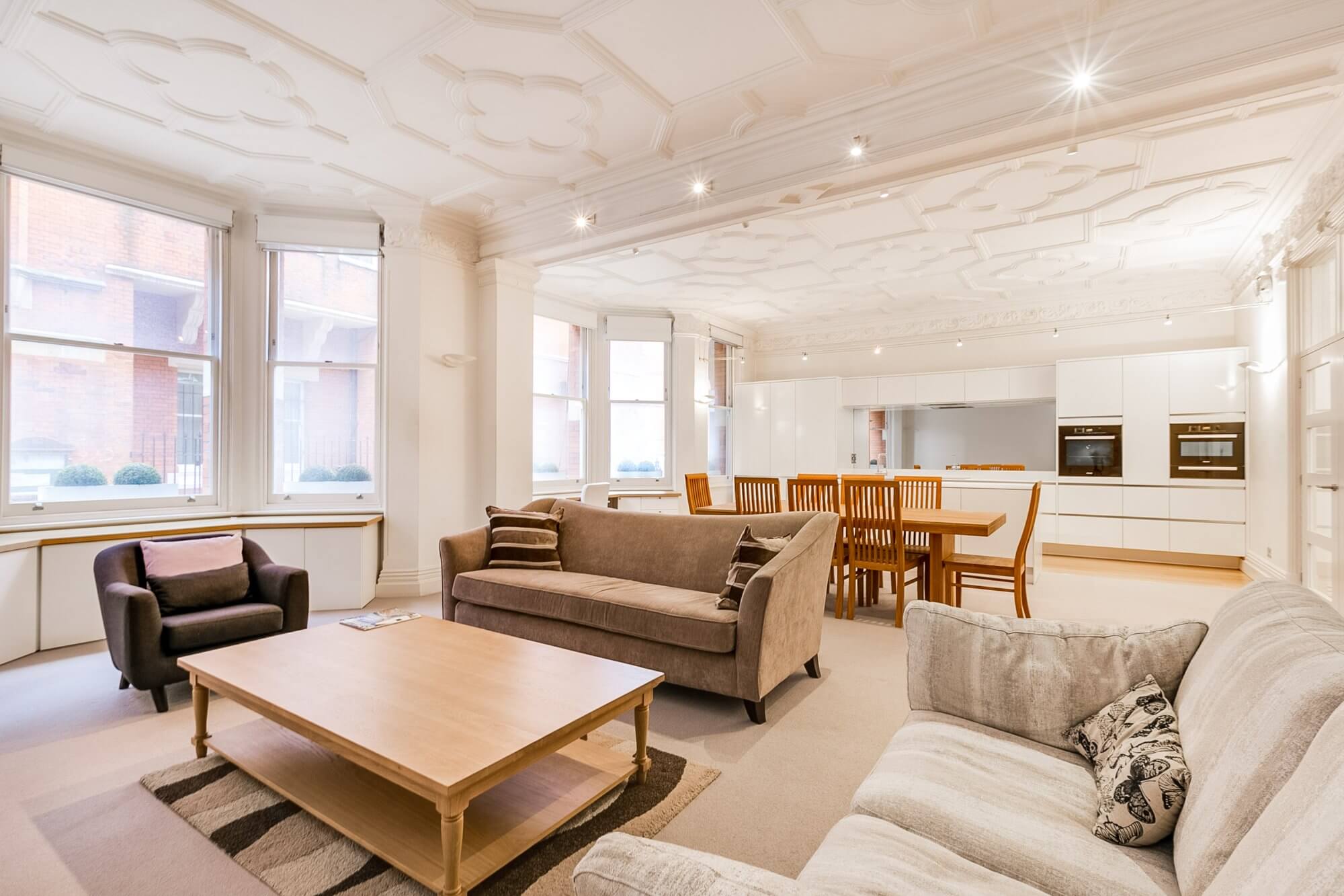 Flat Kensington Court in Greater London