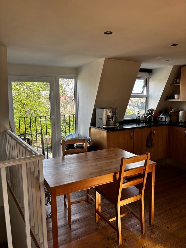 Room Caxton Road in Greater London