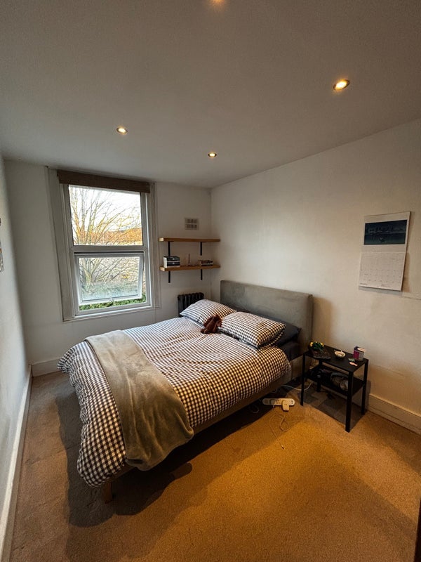 Room Caxton Road in Greater London