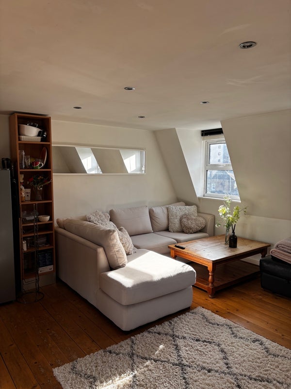 Room Caxton Road in Greater London