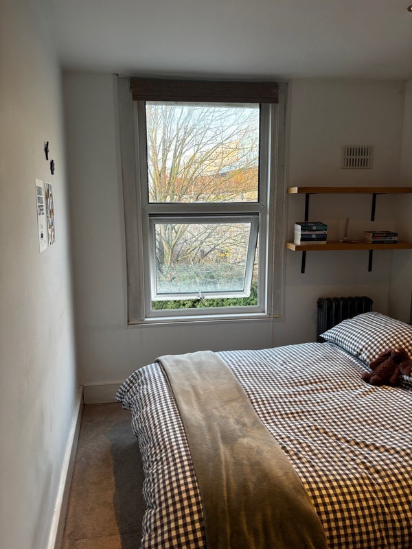 Room Caxton Road in Greater London