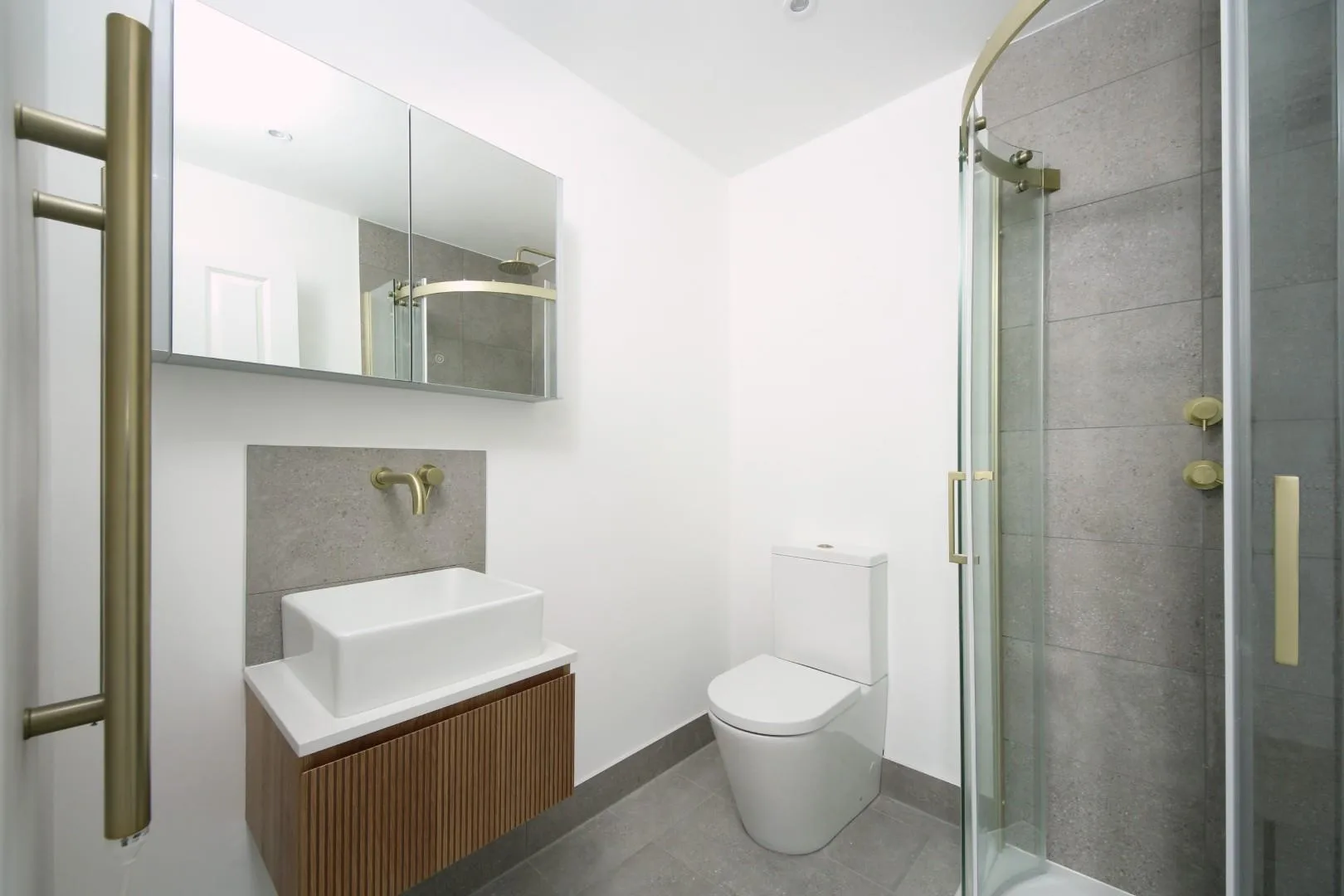 Flat Northfield Avenue in Greater London