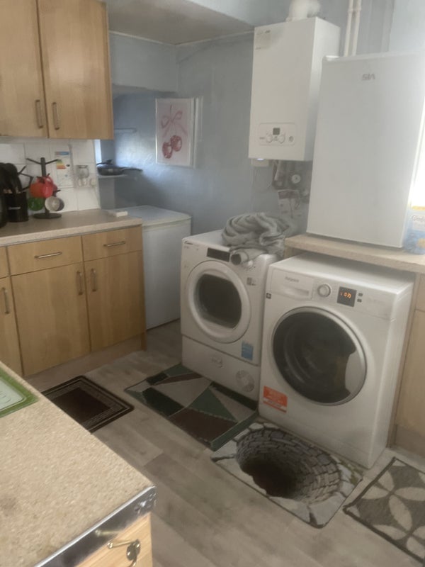 Room Hatch Road in Brentwood