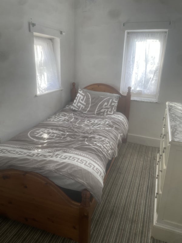 Room Hatch Road in Brentwood