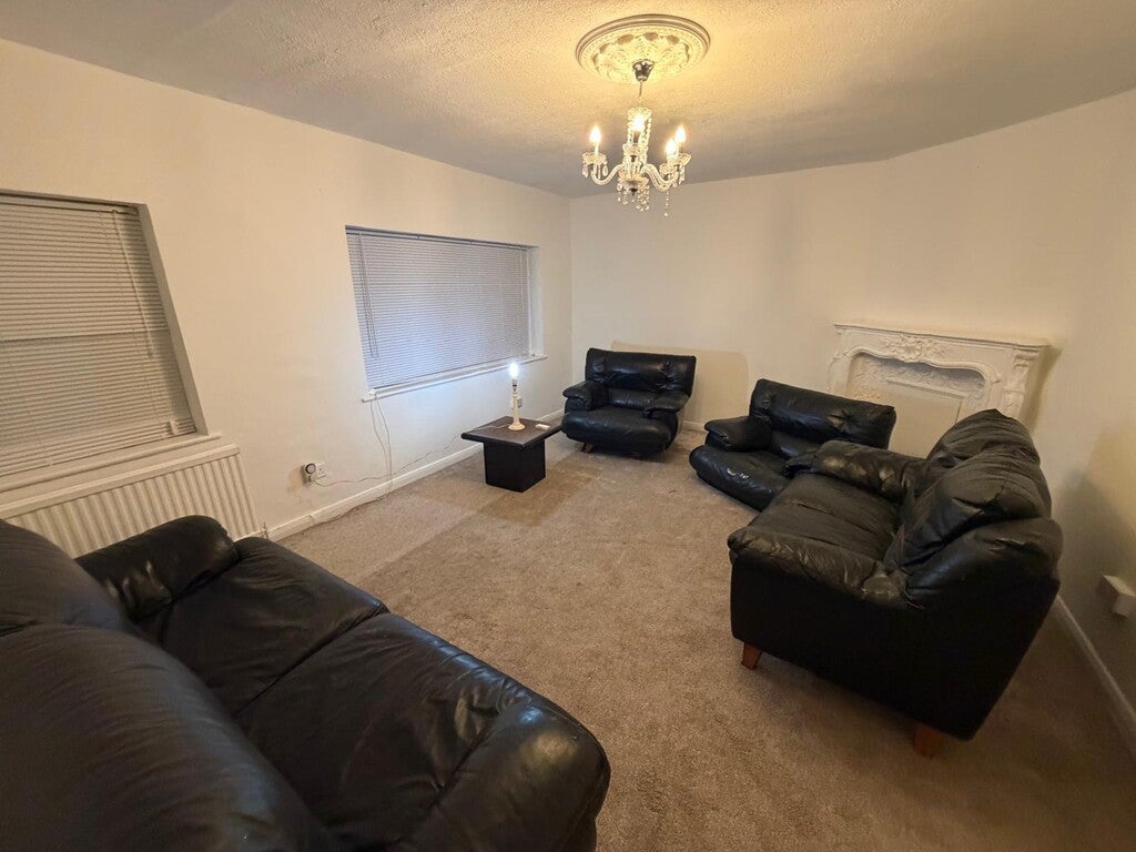Flat Chingford Mount Road in Greater London