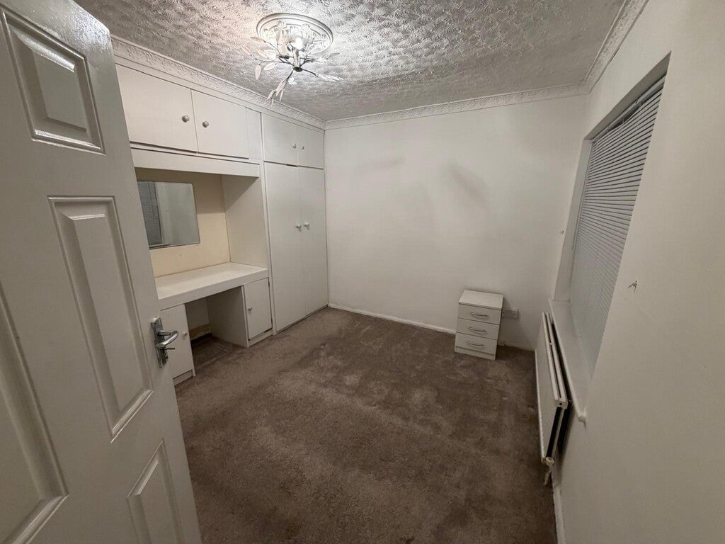 Flat Chingford Mount Road in Greater London